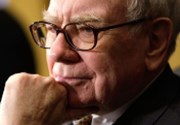 Berkshire Hathaway investorské ikony Warrena Buffetta loni dosáhla rekordního zisku. Ač si stěžoval na málo vhodných příležitostí a hromadil hotovost