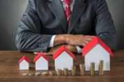 HB Index: Ceny bytů a domů ve 2. čtvrtletí dále klesly, pozemky zdražily