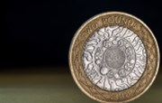Britská libra se propadla na 7leté minimum proti dolaru kvůli „kroku do temna“