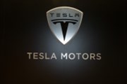 Tesla zlevnila a ve čtvrtetí dodala rekordně elektroaut
