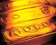 Zlato padlo pod 1400 USD, dvouleté minimum. Těžaři dostávají na frak
