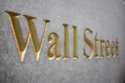 Wall Street zahajuje týden růstem: Energetické společnosti a ropa na vzestupu. Yellenová nechává trhy ve střehu