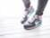 Tržby firmy Nike překonaly odhady, zisk je ale kvůli uzávěrám v Číně slabší Tržby firmy Nike překonaly odhady, zisk je ale kvůli uzávěrám v Číně slabší