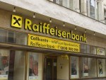 Šéf Raiffeisen Bank International po pololetním propadu zisku o 60 %: Chystáme bolestivé škrty