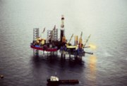 IEA: Přebytečné ropy ve světě pomalu ubývá